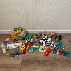 2.3歳のおもちゃ　パトカーミニカーハッピーセットカービィなど