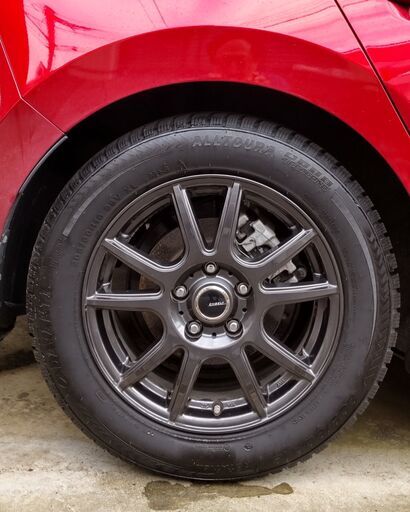 急な雪にも安心! 一年中装着のオールシーズンタイヤ,205/60R16,アルミホイール付/MAZDA3他用