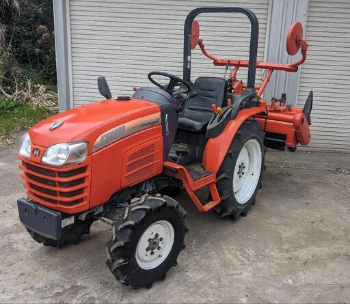 鹿児島発日立(クボタ）トラクターCTX180(KB18）後輪タイヤ新品