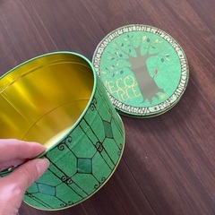 可愛いお菓子の缶