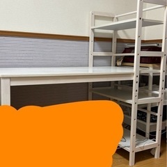 ラック付きデスクの画像