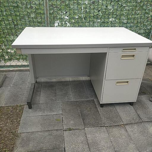 ２月17日迄の引取。事務デスク、事務椅子セット（引き出し鍵付）