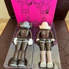 KAWS THE TWINS フィギュアの画像