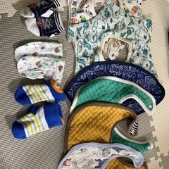 無料　よだれ掛けと靴下・ミトン