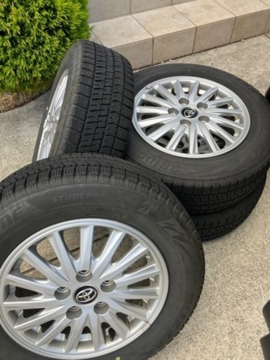 スタッドレスタイヤ　ノア　ヴォクシー　トヨタ純正ホイール付き