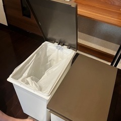 ゴミ箱x2の画像