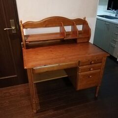 学習机と椅子の画像