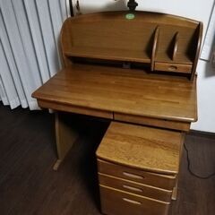 学習机と椅子の画像