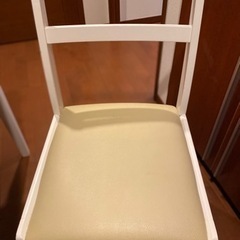 白のテーブル　椅子付きの画像