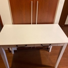 白のテーブル　椅子付きの画像