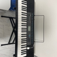 電子ピアノ　キーボード　台付きの画像