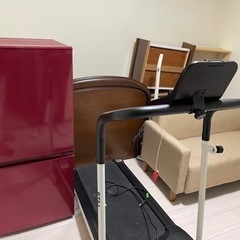 シングルベッド、冷蔵庫、ソファ、掃除機、トレッドミル、ガスコンロ
