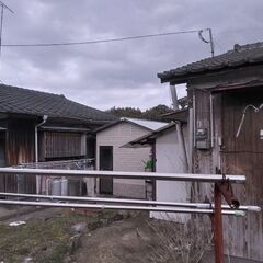 多頭飼いOK！   平屋２棟＋納屋(約８帖）＋土地（宅地で更地）６２坪の一括売り - 不動産