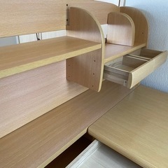 収納付き勉強机の画像