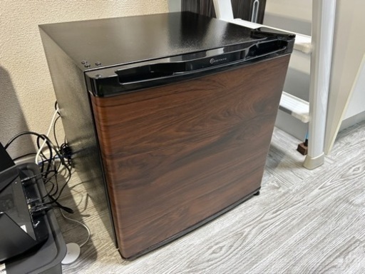 美品 冷凍庫 32L 小型 一人暮らしや買い足し用に 左右開き対応/冷凍庫 TOHOTAIYO 1ドア  直冷式冷凍庫 TH-32LF1 (ダークウッド)