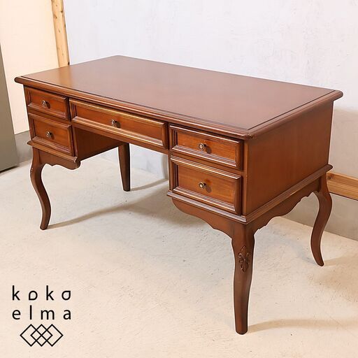 TOKAIKAGU(東海家具)のKENT(ケント) 両袖デスクです。クラシックでシンプルなフォルムに洗練された上品さを感じる書斎机。温もりを感じる色合いに高級感あふれる佇まいはリビングや書斎に♪