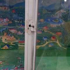 シルバニアファミリー専用のディスプレイ棚をお譲りします。※写真に写っているシルバニア玩具は陳列例となりますので、お譲りの対象外です※の画像