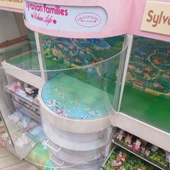 シルバニアファミリー専用のディスプレイ棚をお譲りします。※写真に写っているシルバニア玩具は陳列例となりますので、お譲りの対象外です※の画像