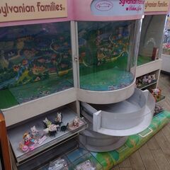 シルバニアファミリー専用のディスプレイ棚をお譲りします。※写真に写っているシルバニア玩具は陳列例となりますので、お譲りの対象外です※の画像