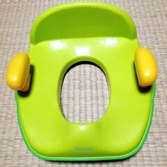 トイトレグッズ（しまじろうトイレッシャ&絵本、リッチェル補助便座）　の画像