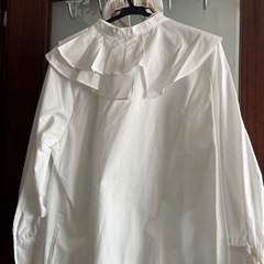 アースミュージックアンドエコロジー　白シャツの画像