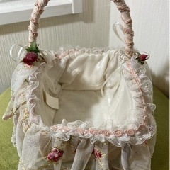 ガーリーな刺繍レース付き小物入れカゴの画像