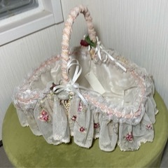 ガーリーな刺繍レース付き小物入れカゴの画像