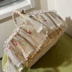 ガーリーな刺繍レース付き小物入れカゴの画像