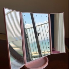 〖大幅値下げ‼️50%off✨半額✨美品✨/価格相談可能〗折りたたみ三面鏡　卓上ミラー　LEDライト付きの画像