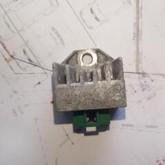 v100 レギュレーター