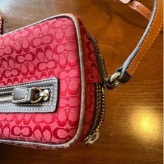 〖取引決定〗COACH(コーチ)  ショルダーバッグ赤　リボン付き　ミニシグネイチャー柄の画像