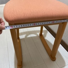 ドレッサーの椅子の画像