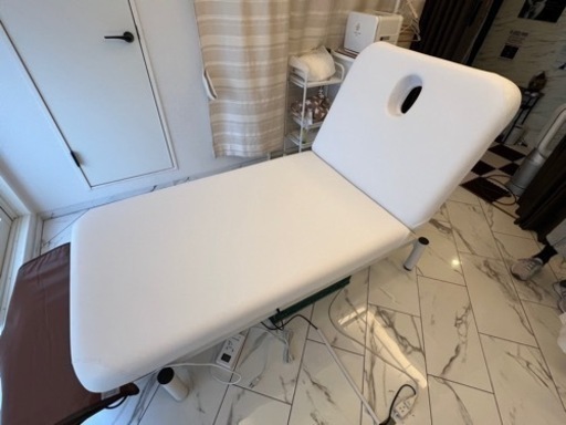 早い者勝ち！電動エステベッド＆備品一式！