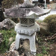 日本庭園 大きい燈籠 灯籠 灯篭 とうろう 重いので手伝いますの画像