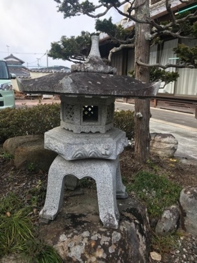 日本庭園 大きい燈籠 灯籠 灯篭 とうろう 重いので手伝います