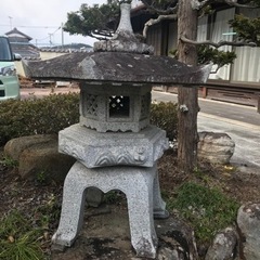 日本庭園 大きい燈籠 灯籠 灯篭 とうろう 重いので手伝いますの画像