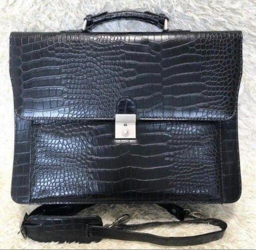 ほぼ新品 ビジネスバッグ　クロコダイル型押し　ブラック　鍵付きＡ4可