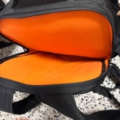 Amazon basics カメラリュック一眼レフ用 ラップトップ収納可 22.8L ブラック(内装色オレンジ)の画像