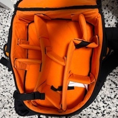Amazon basics カメラリュック一眼レフ用 ラップトップ収納可 22.8L ブラック(内装色オレンジ)の画像