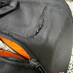 Amazon basics カメラリュック一眼レフ用 ラップトップ収納可 22.8L ブラック(内装色オレンジ)の画像