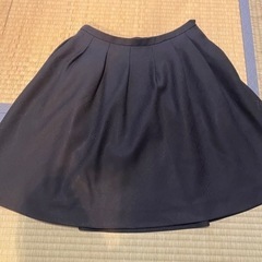 COMME CA ISMセーター、ふわふわトップス、黒フレアスカートのセットの画像