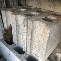 コンクリブロック　残わずか　庭石も