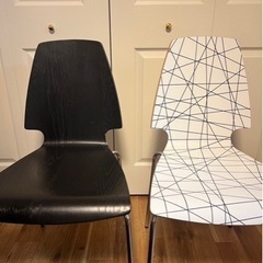 IKEA イケア ダイニングチェア黒/白/VILMAR/背もたれ/北欧/軽量/シンプル/ダイニング/リビング/中古品の画像