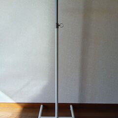 高さ調節のできる衣服掛けスタンドの画像
