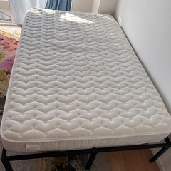 ベッドフレームとマトレスを安く売りますの画像