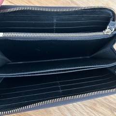 VALENTINO 長財布とスタッズの画像