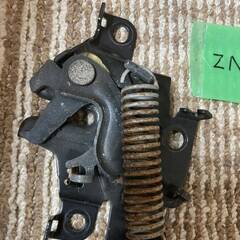 ZNS0253◇トヨタプリウス30◇DAA-ZVW30◇前期◇後期◇純正ボンネットロックの画像