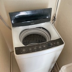 古い通常の状態のハイアールの洗濯機の画像