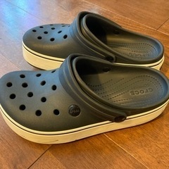 crocs厚底黒　25cm