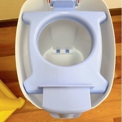 衣装ケースとオムツ用ゴミ箱の画像